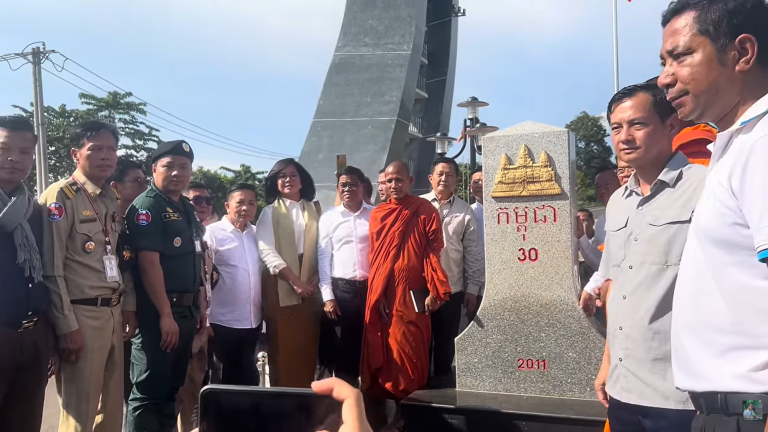VIETNAM​​ – 30 – 2011 – បង្គោលមេ(ច្រកអន្តរជាតិ)